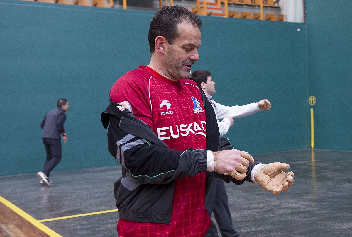 Titin, txandalaren jaka eranzten, Ogetan, pilota aukeratzeko atzoko saioan. RAUL BOGAJO / JUANAN RUIZ.