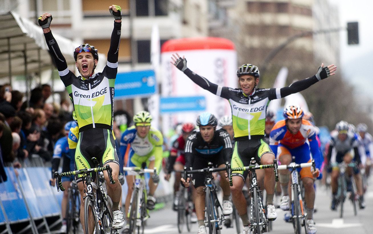 Daryl Impey hegoafrikarra (Greenedge), eskuak altxatzen, eta haren atzean Allan Davis taldekidea, beste horrenbeste egiten, atzo, Gasteizko helmugan. RAUL BOGAJO / ARGAZKI PRESS.