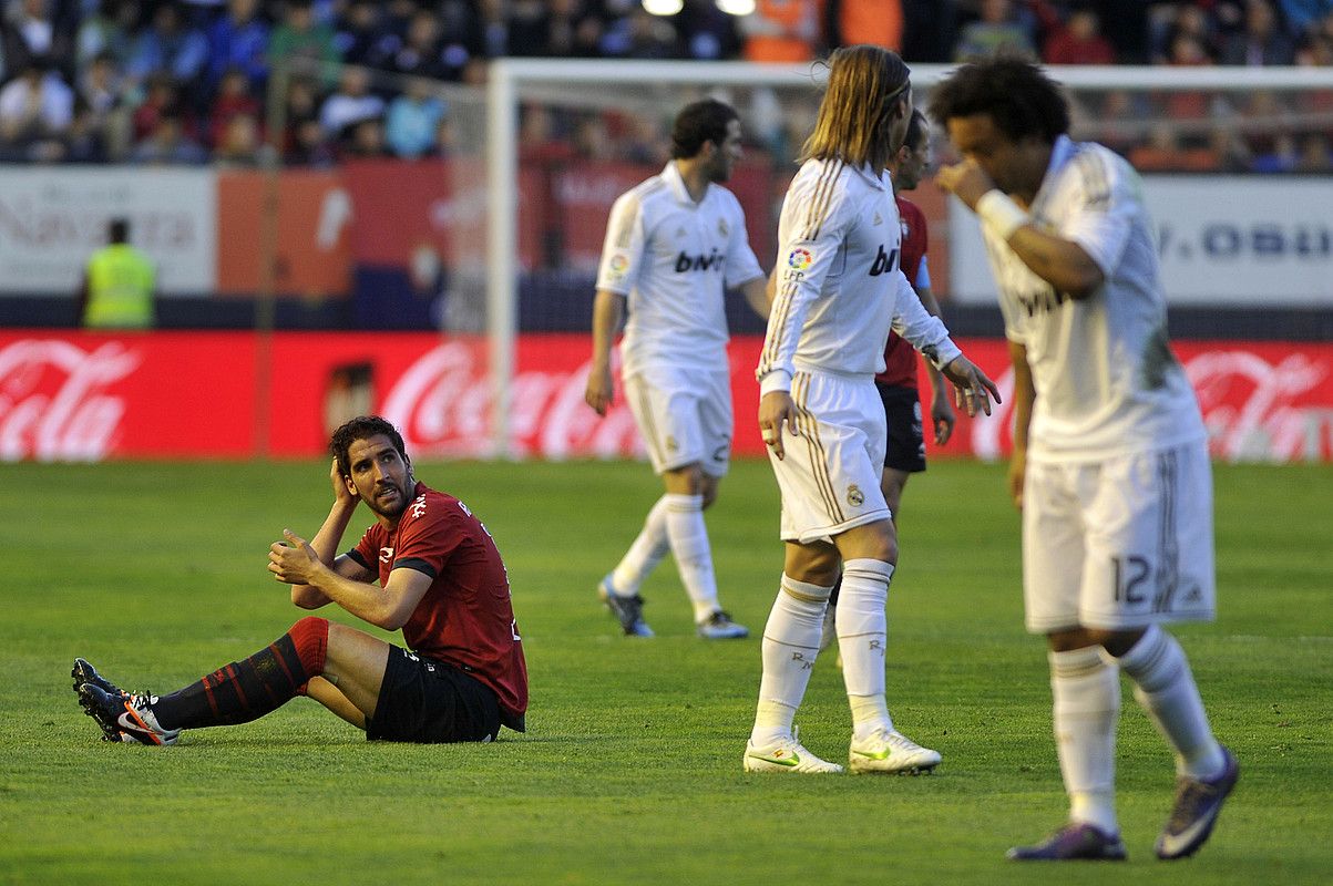 Raul Garcia Osasunakoa, lurrean eserita eta min keinua egiten, Nafarroako Erresumako atzoko partidan buruan kolpe bat hartu ondoren. IDOIA ZABALETA / ARGAZKI PRESS.