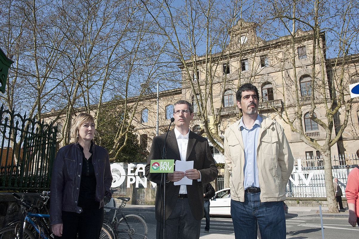 Garbiñe Mendizabal, Markel Olano eta Eneko Goia EAJko kideak, atzo, Tabakaleraren eraikinaren aurrean. JON URBE / ARGAZKI PRESS.