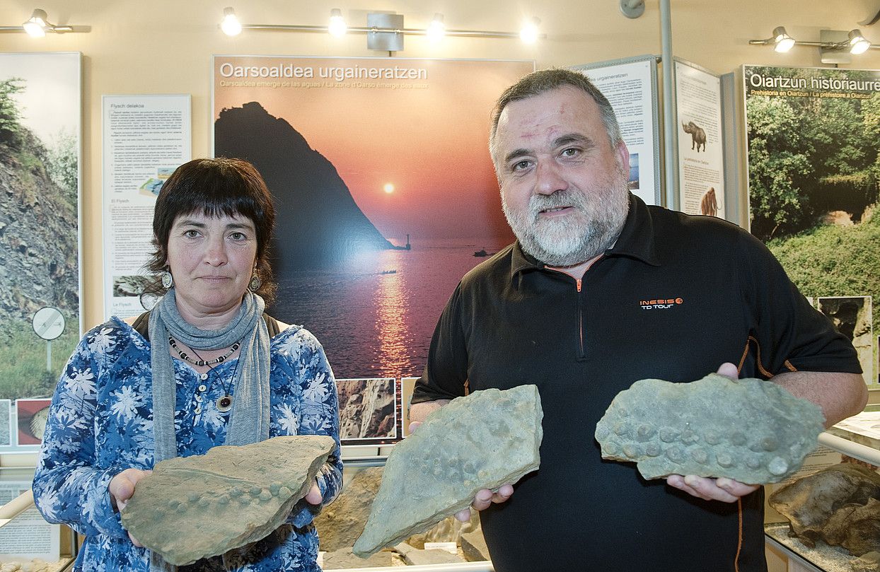 Garbiñe Albisu eta Jose Angel Torres Luberri museoan, Jaizkibelgo iknofosilaren zatiak eskutan dituztela. JON URBE / ARGAZKI PRESS.