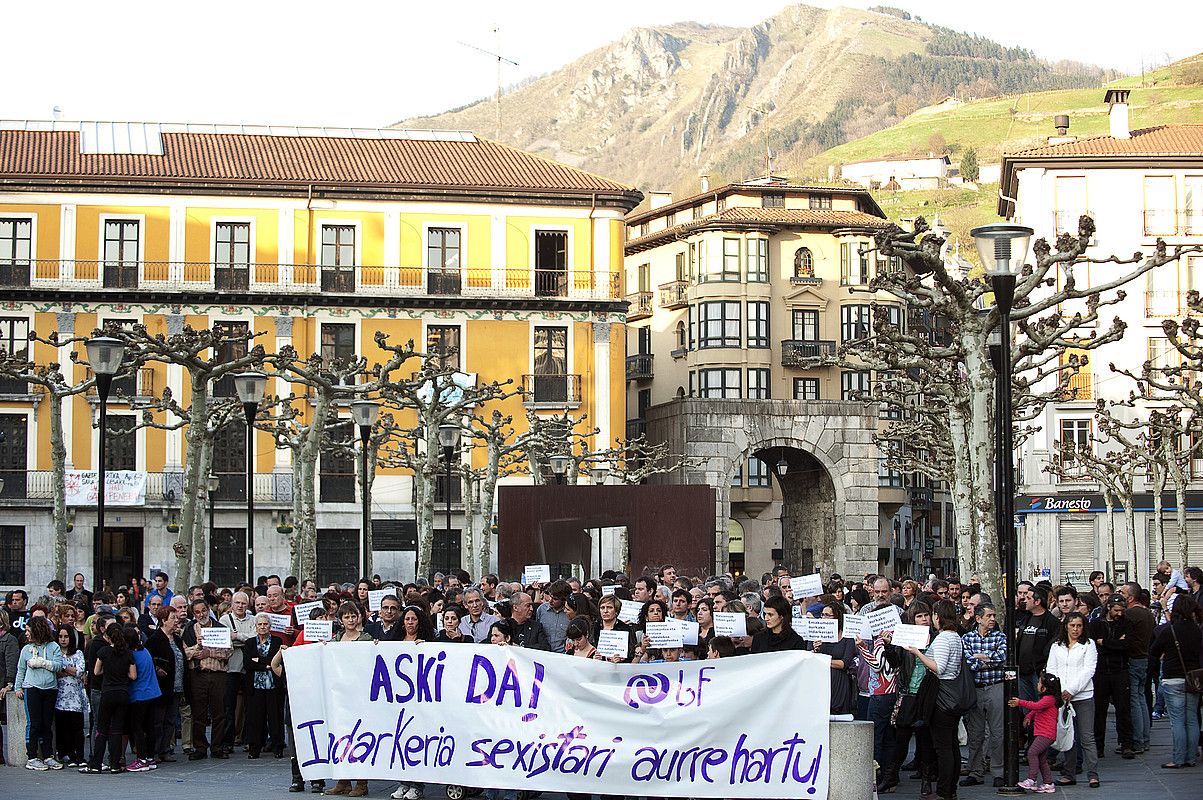 Erakundeetako ordezkariekin batera, ehunka herritarrek bat egin zuten Bilgune Feministak antolatutako manifestazioarekin. JUAN CARLOS RUIZ / ARGAZKI PRESS.