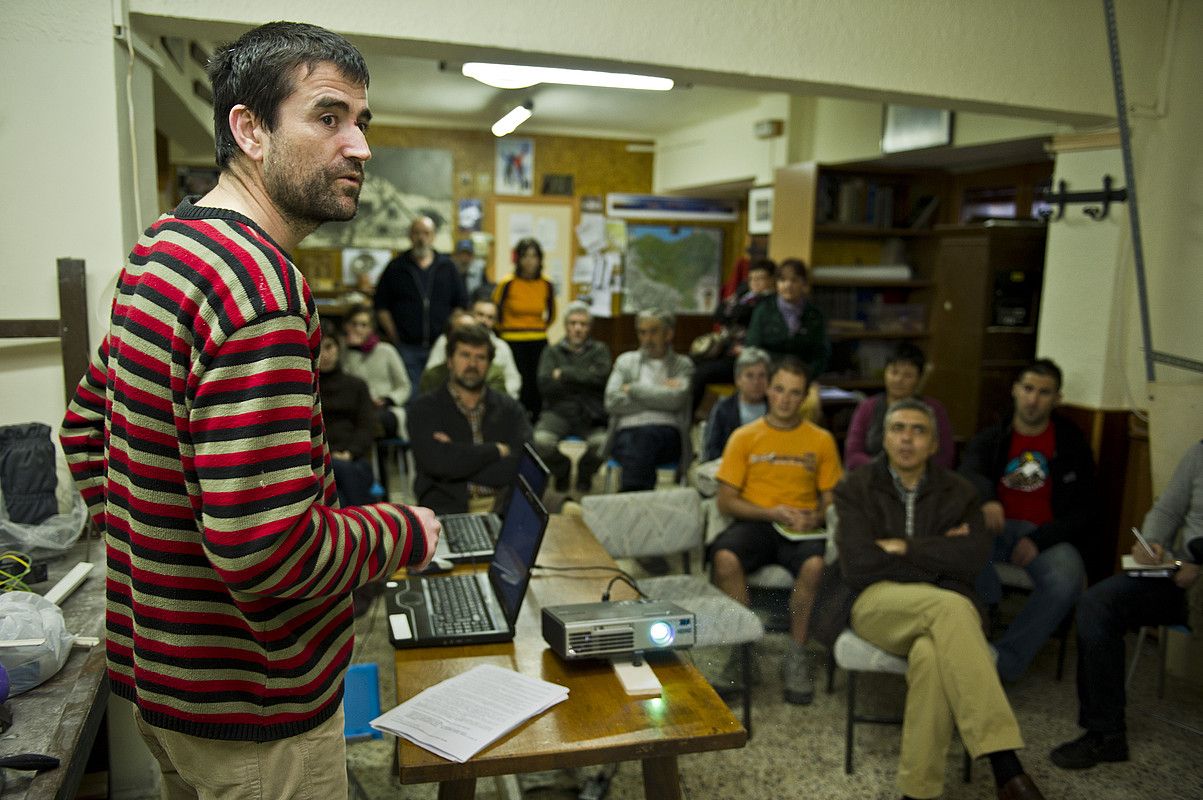 Txemi Perez de Eulate, zutik, Lizarrako herritarrekin haustura hidraulikoari buruz egindako batzarrean. LANDER FERNANDEZ ARROIABE / ARGAZKI PRESS.