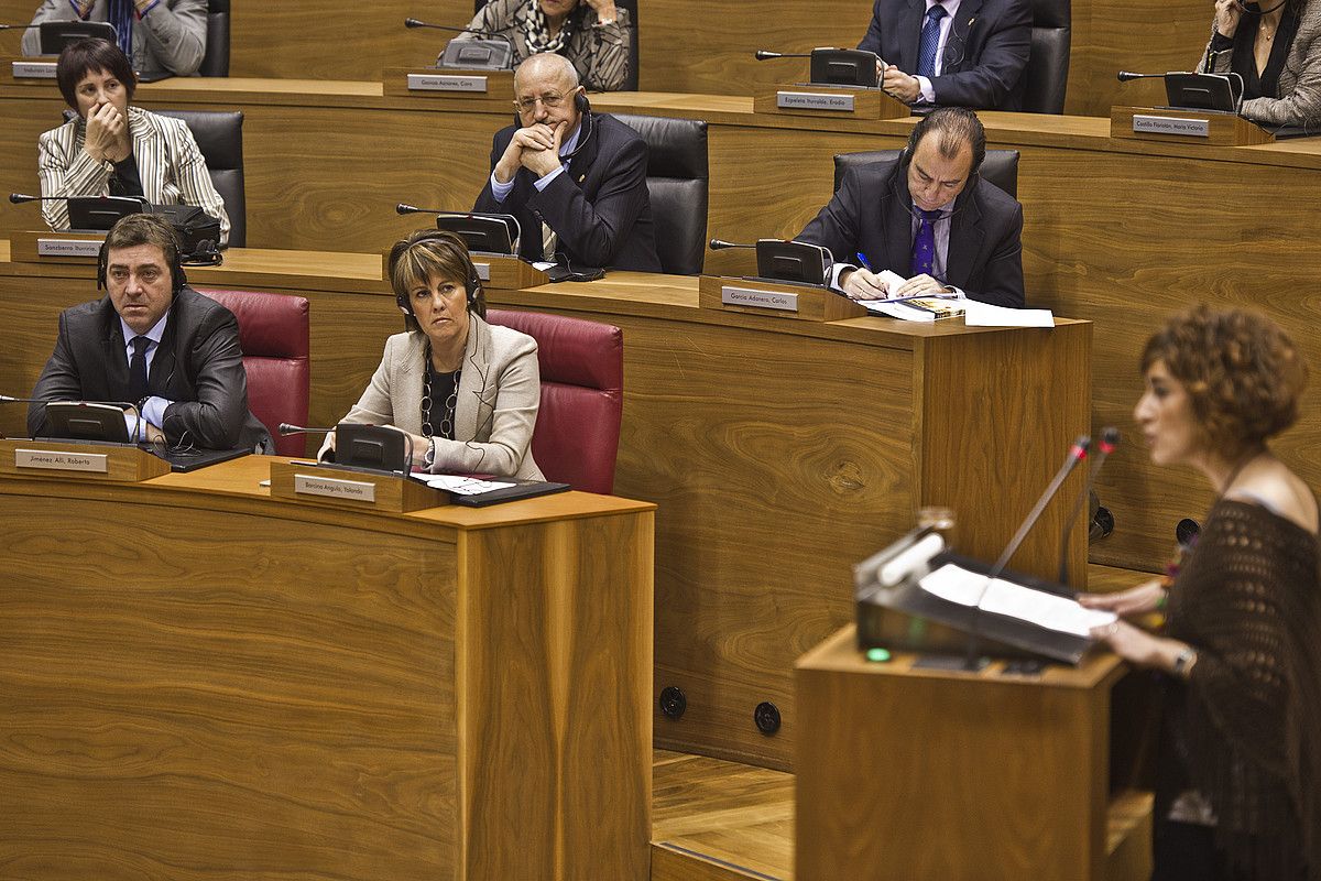 Yolanda Barcina, Bakartxo Ruizen hitzaldia entzuten, Nafarroako Parlamentuan. LANDER F. ARROIABE / ARGAZKI PRESS.