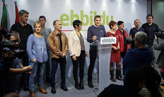 Arnaldo Otegi, EH Bilduko mahai politikoa osatzen duten kidez inguratuta, gaur, prentsaurrekoan. JAVIER ETXEZARRETA, EFE