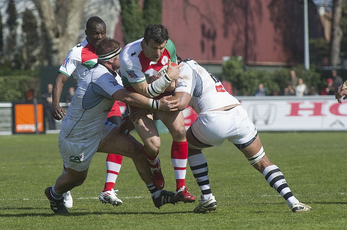 Damien Traille, baloia babesten, Briveren aurkako partidan. A. CANELLADA / ARP.