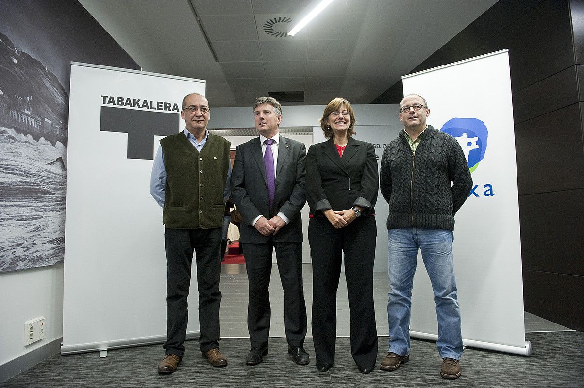 Martin Garitano, Xabier Irturbe Kutxakoa, Blanca Urgell eta Juan Karlos Izagirre, ekitaldi batean. JON URBE / ARGAZKI PRESS.