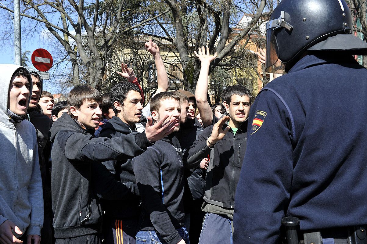 Polizia ikasleei oldartu zitzaien atzo Iruñean hezkuntza publiko baten alde eginiko protestan. IDOIA ZABALETA / ARP.