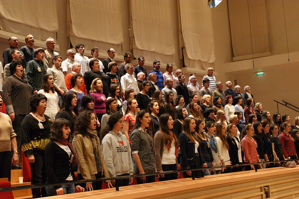 Donostiako Orfeoia, Parisko Salle Pleyel auditoriumean, kontzertu aurretik entsegua egiten. ANE URRUTIKOETXEA.