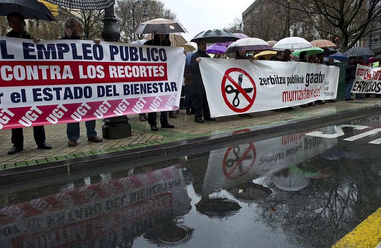 Sindikatuen kontzentrazioa, atzo, Nafarroako Parlamentuaren aurrean, Nafarroako Gobernuaren murrizketen aurka eta zerbitzu publikoen alde. JAGOBA MANTEROLA / ARGAZKI PRESS.