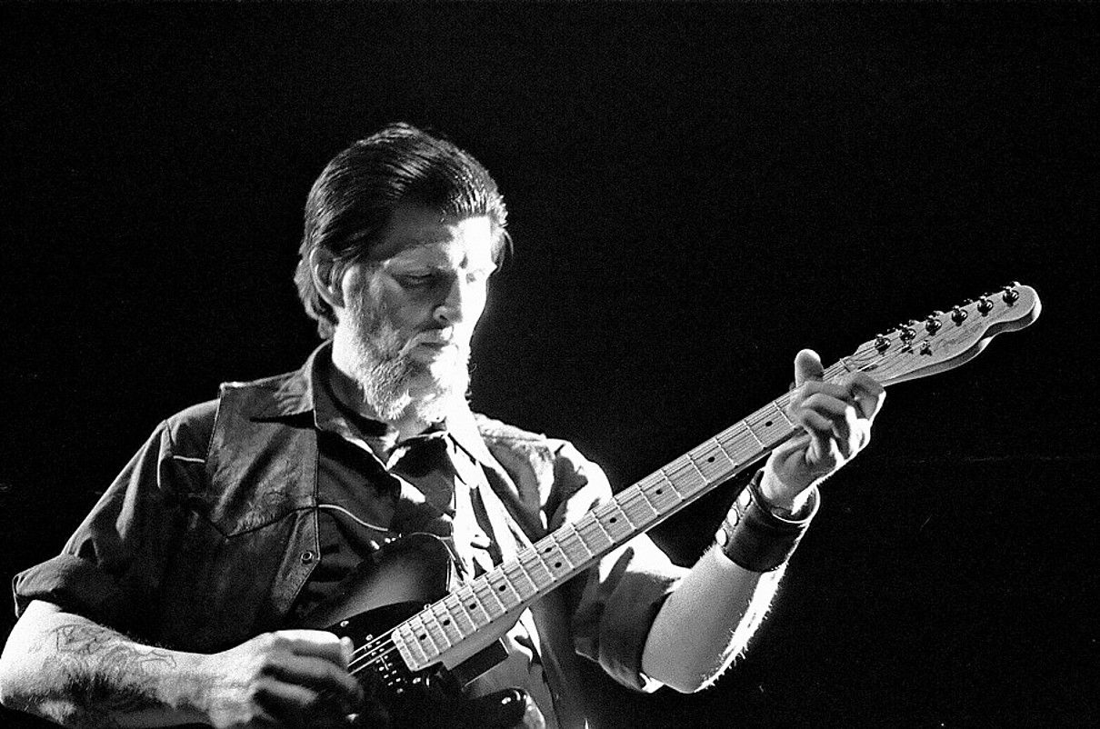 Irudian, Dylan Carlson, Earth taldeko kantari eta gitarra jotzailea. BERRIA.