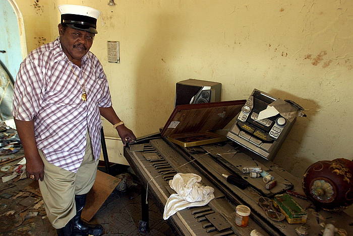 Fats Domino, 2005ean, Katrika urakanak bere bulego suntsitu zuenean. STEVE POPE / EFE