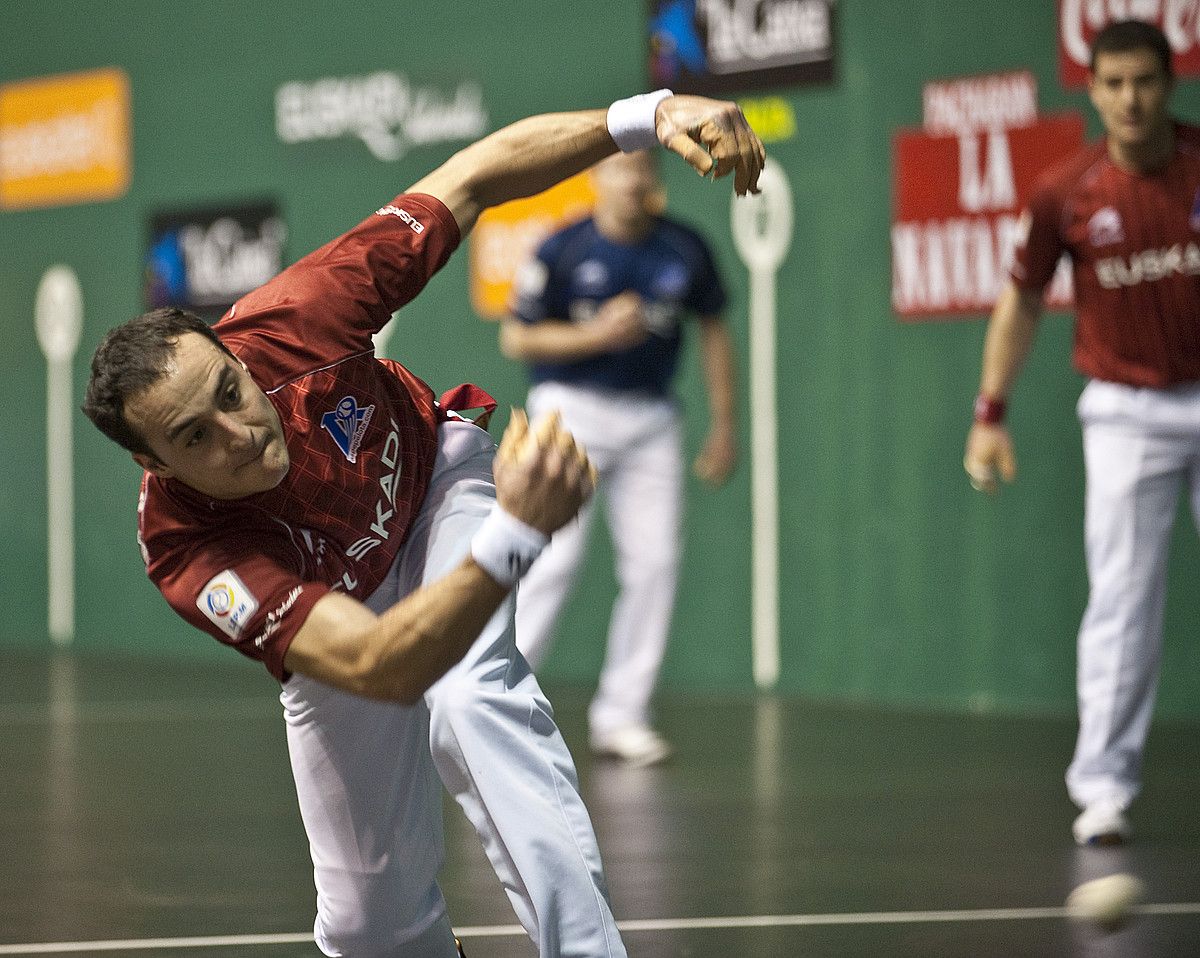 Juan Martinez de Irujo, pilota jotzen, joan den igandean, Eibarko Astelehena pilotalekuan. JON HERNAEZ / ARP.