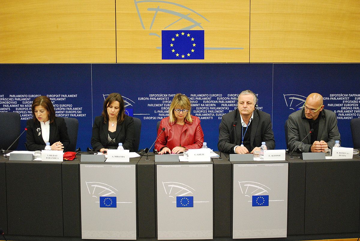 Izaskun Bilbao, Ana Miranda, Catherine Greze, Francçois Alfonsi eta Raul Romeva europarlamentariak, Estrasburgon, atzo. BERRIA.