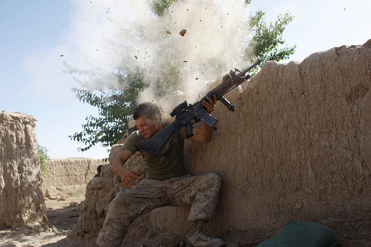 Soldadu estatubatuar bat, taliban baten tiro bat jasotzeko zorian. Afganistango gerra, 2008an. GORAN TOMASEVIC /REUTERS.