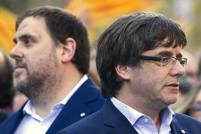 Oriol Junqueras Kataluniako presidenteordea eta Carles Puigdmont Kataluniako presidentea, Sanchez eta Cuixart aske uztearen aldeko manifestazioan, joan den larunbatean. QUIQUE GARCIA, EFE