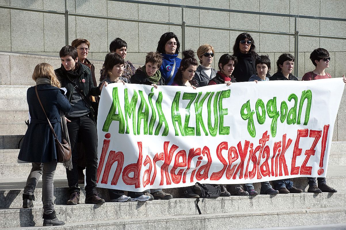 Urola Kostako Koordinadora Feministako kideek protesta egin zuten, auzitegiaren atarian. JUAN CARLOS RUIZ / ARGAZKI PRESS.