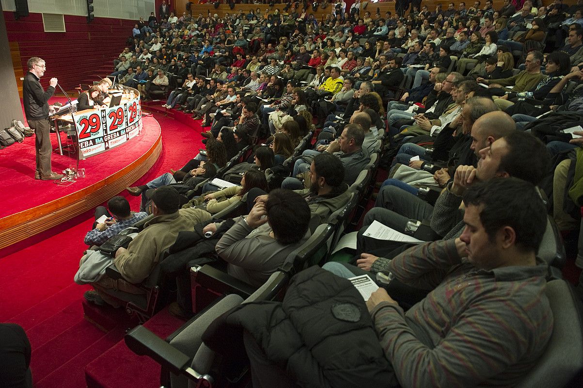 Adolfo Muñoz, ELAko idazkari nagusia, atzo, Gasteizen, sindikatuko delegatuekin. JUANAN RUIZ / ARGAZKI PRESS.