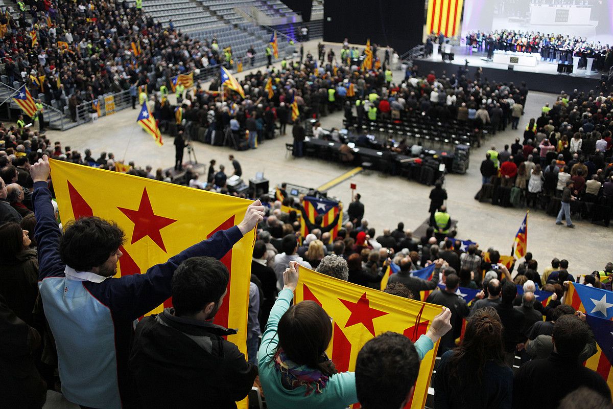 ANCren sorrera batzarrean 7.000 lagun inguru bildu ziren, atzo, Bartzelonako Palau Sant Jordin. SINADURA / AGENTZIA.