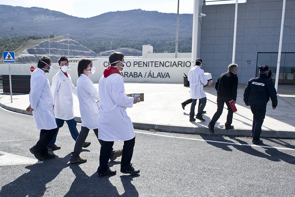 Herrira mugimenduko ordezkariak, atzo, Zaballako kartzelara sartzen. JUANAN RUIZ / ARGAZKI PRESS.