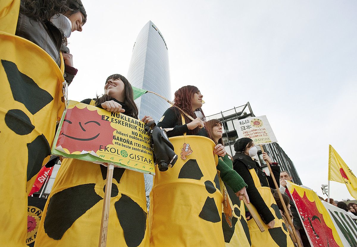 Iberdrola dorrearen aurrean amaitu zen Garoñaren aurkako atzoko manifestazioa. JON HERNAEZ / ARGAZKI PRESS.