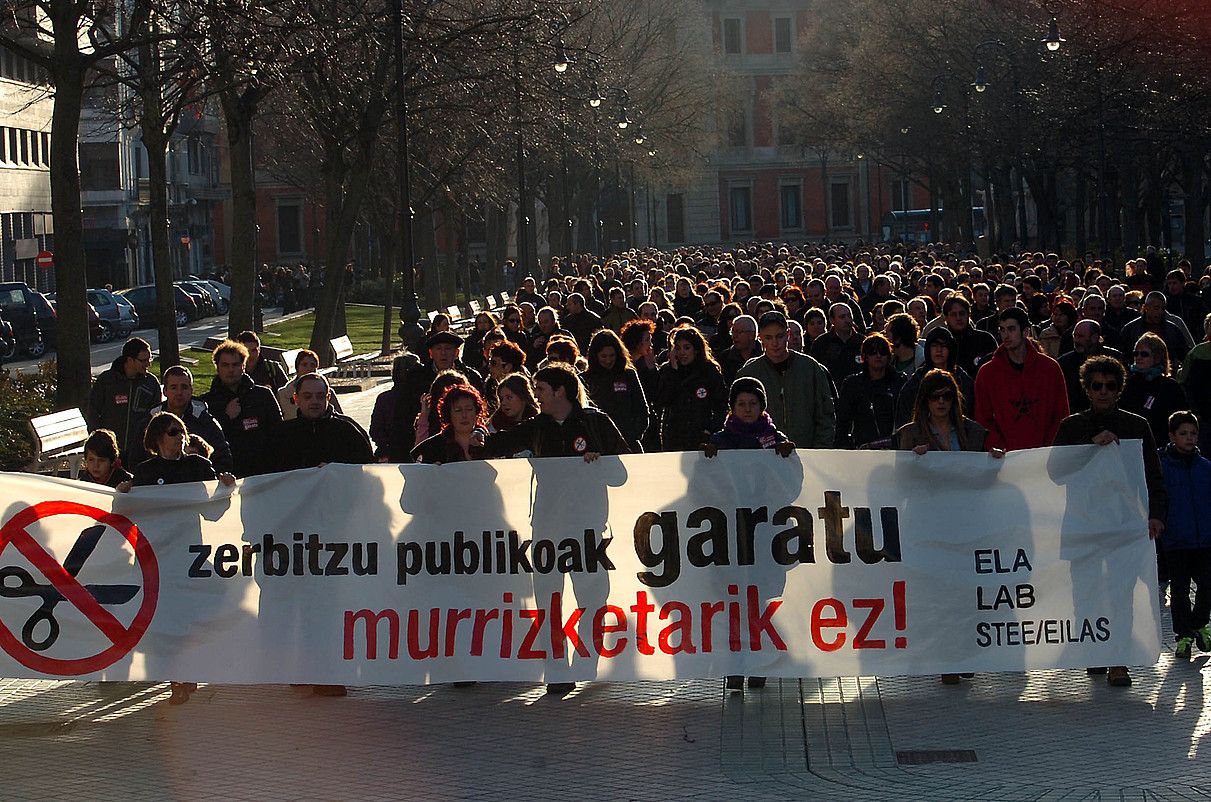 Murrizketen kontrako manifestazioaren burua, Sarasate pasealekuan sartzen. IDOIA ZABALETA / ARGAZKI PRESS.