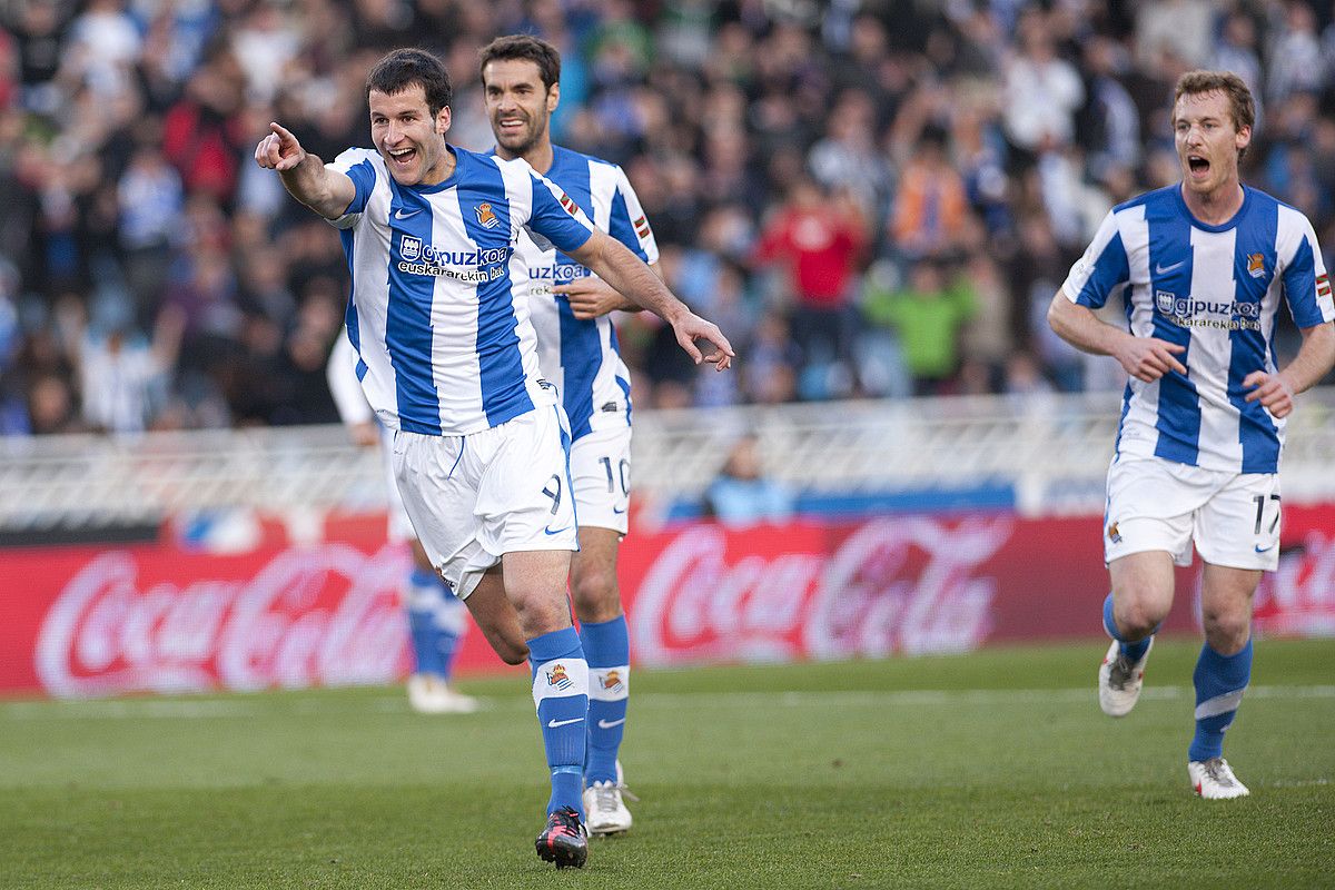 Agirretxe, pozez zoratzen, behatzarekin De la Bella seinalatuz, 3-0ekoa sartu berritan; Xabi Prieto ageri da atzean. GARI GARAIALDE / ARGAZKI PRESS.