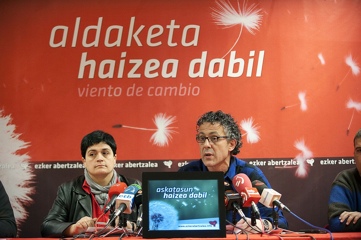 Marian Beitialarrangoitia eta Xabier Mikel Errekondo, atzo eginiko agerraldian, Donostian. JUAN CARLOS RUIZ / A. PRESS.