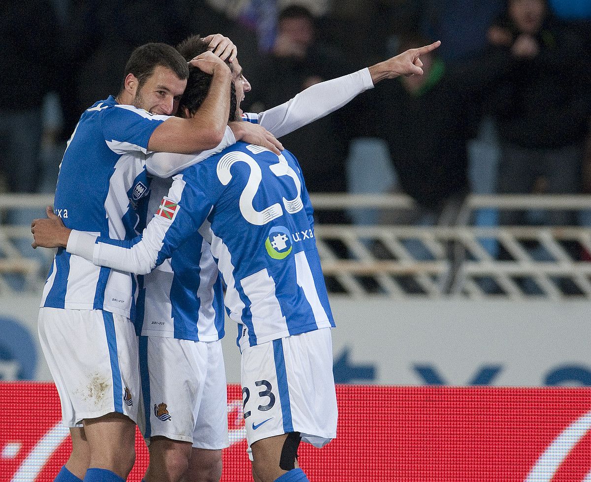 Imanol Agirretxe, Markel Bergara eta Carlos Vela, aurrrelari mexikarrak Sevillari sartutako gola ospatzen. JON URBE / ARGAZKI PRESS.