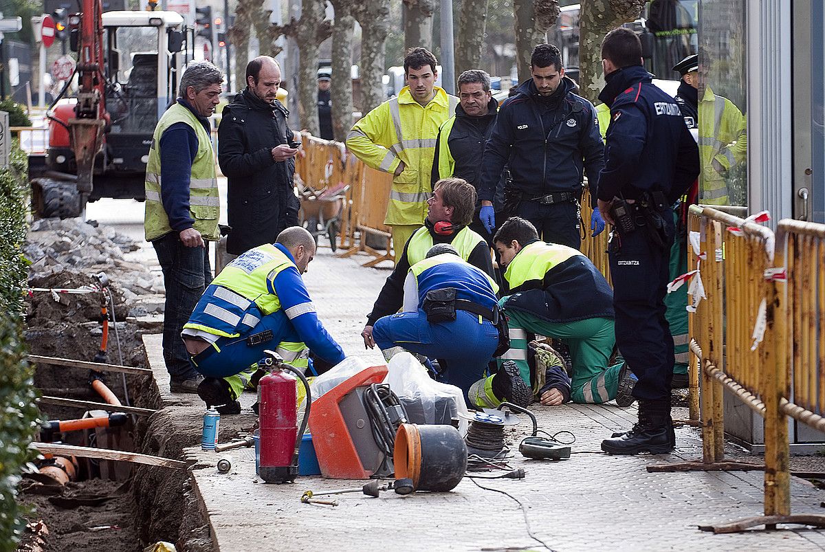 Donostiako lan istripua; zauritua larrialdi zerbitzuetakoekin. J. C. RUIZ / ARP.