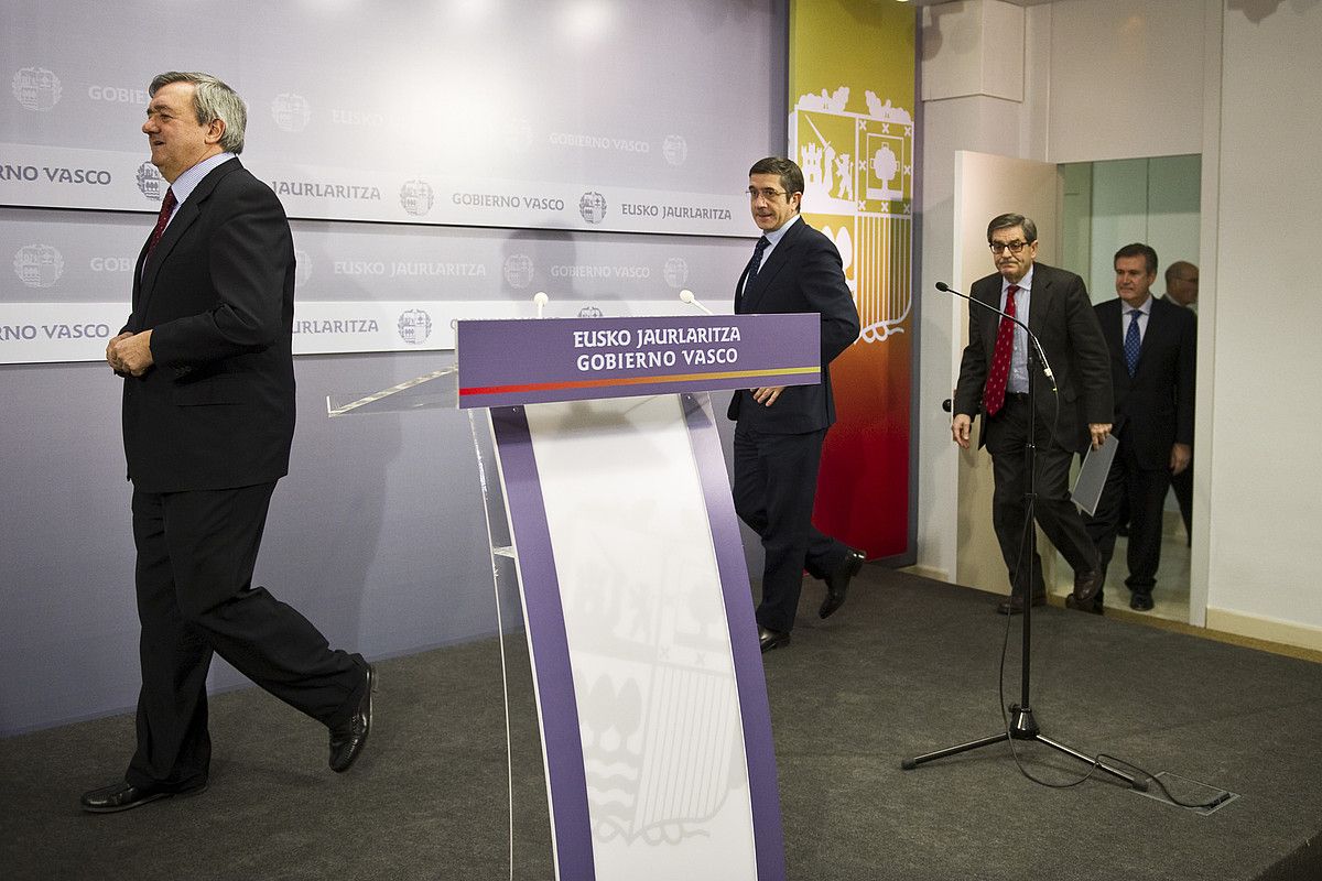 Carlos Agirre, Patxi Lopez, Mario Fernandez eta Bernabe Unda, enpresei finantzaketa errazteko neurrien aurkezpenean. JUANAN RUIZ / ARGAZKI PRESS.