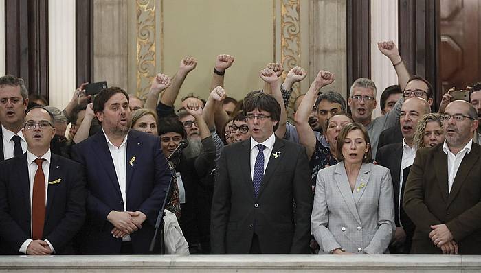 Junqueras, Puigdemont eta beste hainbat diputatu, Legebiltzarreko eskaileretan. ANDREU DALMAU, EFE