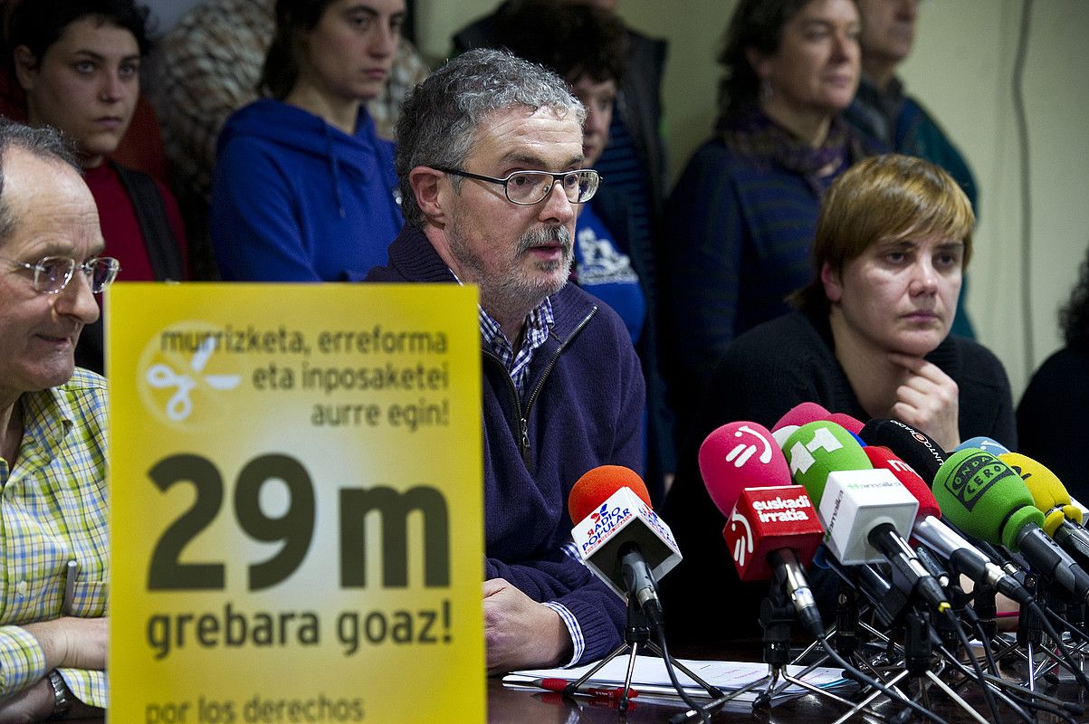 Adolfo Muñoz eta Ainhoa Etxaide, hilaren 29ko grebaren deitzaileen agerraldian, atzo. LUIS JAUREGIALTZO / ARGAZKI PRESS.