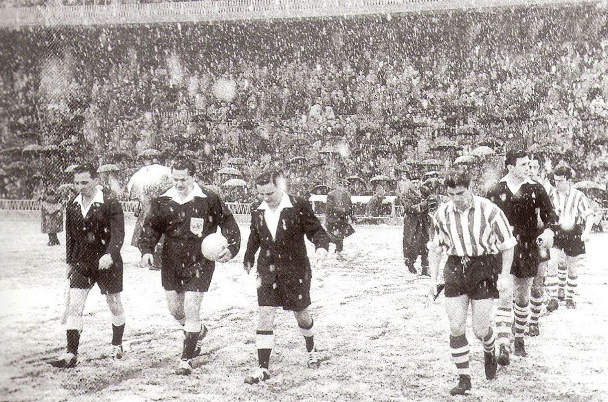 Carmelo Cedrun, Piru Gainzaren atzetik, 1957an Athleticek eta Manchester Unitedek San Mames elurtuan jokatutako Europako Kopako final-laurdenetako joaneko partidan. BERRIA.