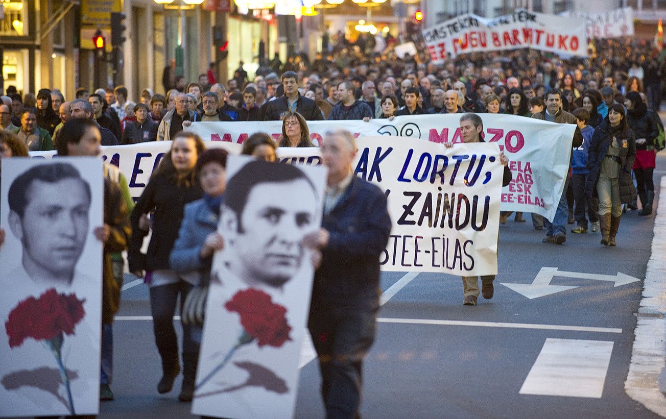 Jende ugarik parte hartu zuen atzo arratsaldean sindikatuek antolatutako manifestazioan. RAUL BOGAJO / ARGAZKI PRESS.