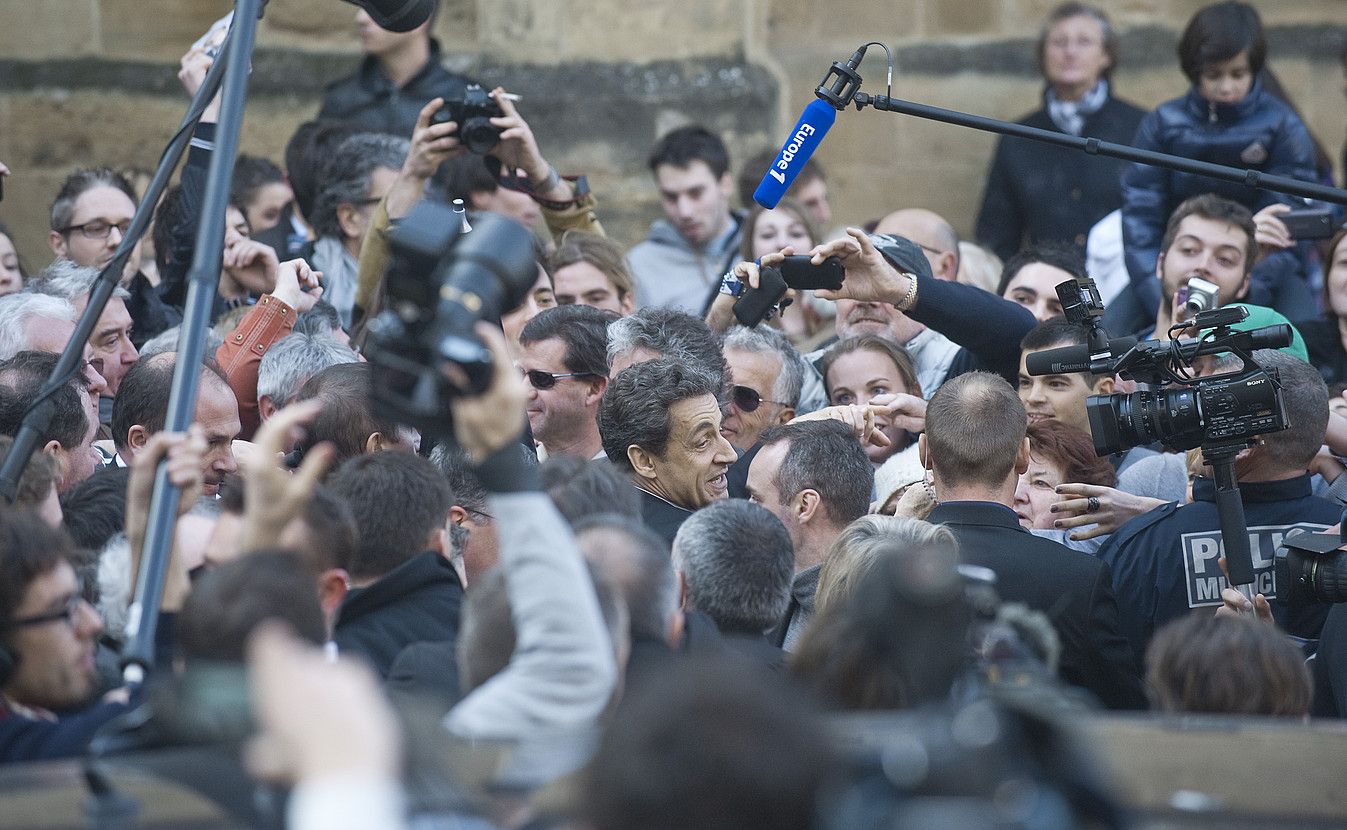 Frantziako lehendakari Nicolas Sarkozy jende artetik igaro ezinik, herenegun, Baionara egin zuen bisitan. JON URBE / ARGAZKI PRESS.