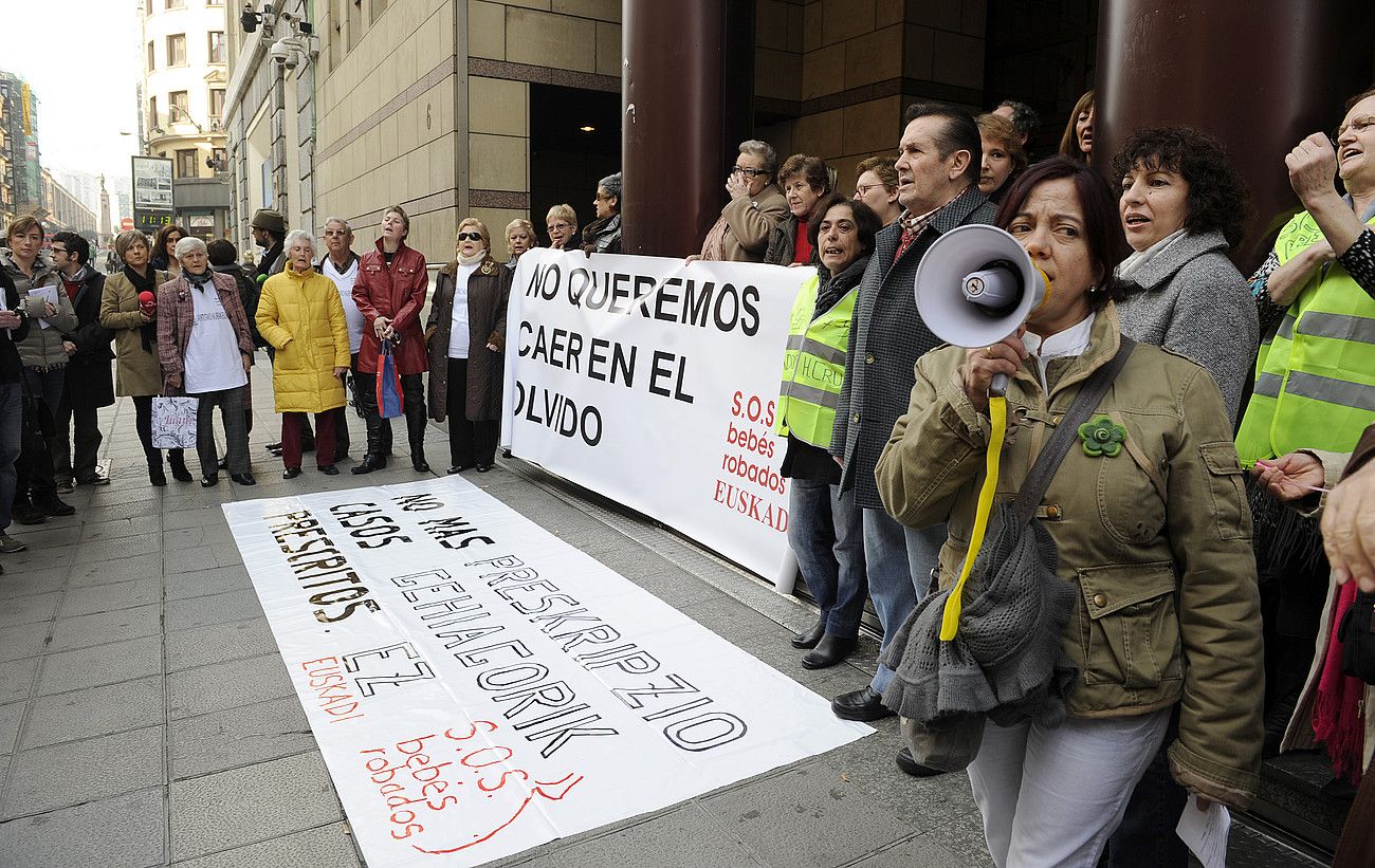 Haur lapurtuen auziaren inguruan egindako protesta, atzo, Bilbon. MONIKA DEL VALLE / ARGAZKI PRESS.