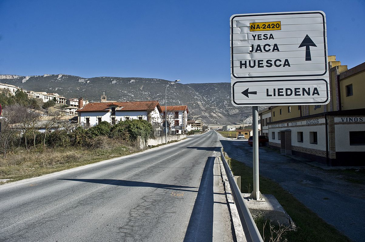 Errepide berria eraiki dutenetik, Ledeara doan bidean ez da auto askorik izaten. LANDER FERNANDEZ ARROIABE/ ARGAZKI PRESS.