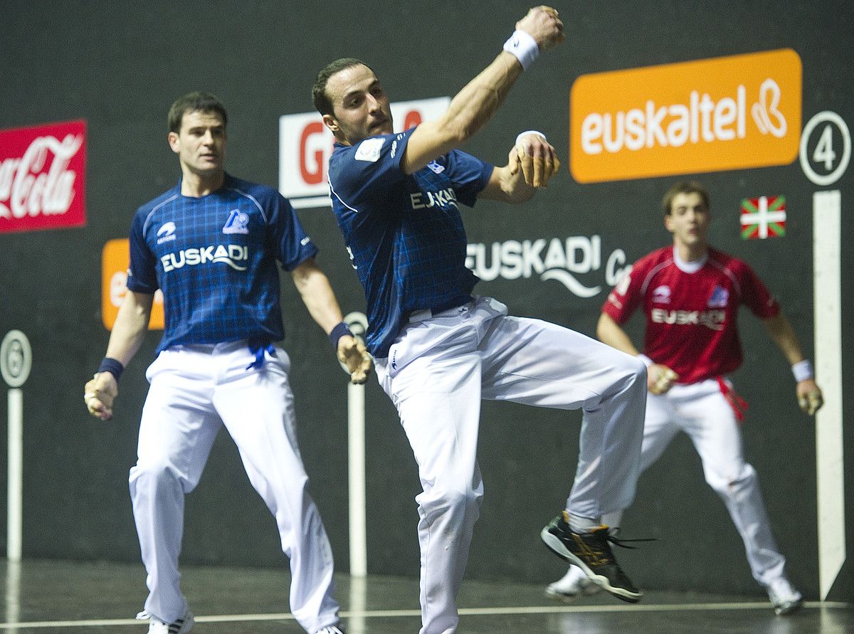 Juan Martinez de Irujo, pilota astintzen, Barriola atzean duela, Titin III.a eta Merino II.aren aurka. LUIS JAUREGIALTZO / ARP.