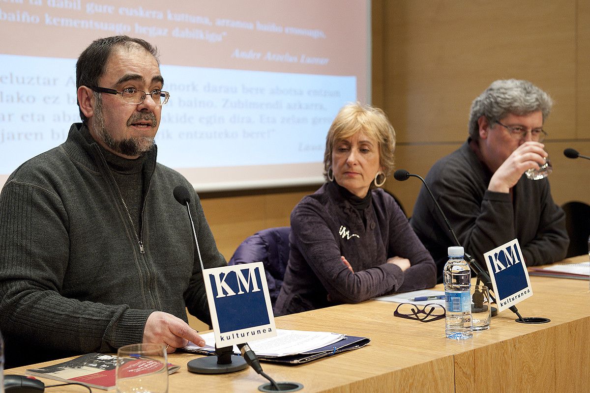 Koldo Ordozgoiti, Elixabete Garmendia eta Inazio Mujika Iraola, atzo. GARI GARAIALDE / ARGAZKI PRESS.