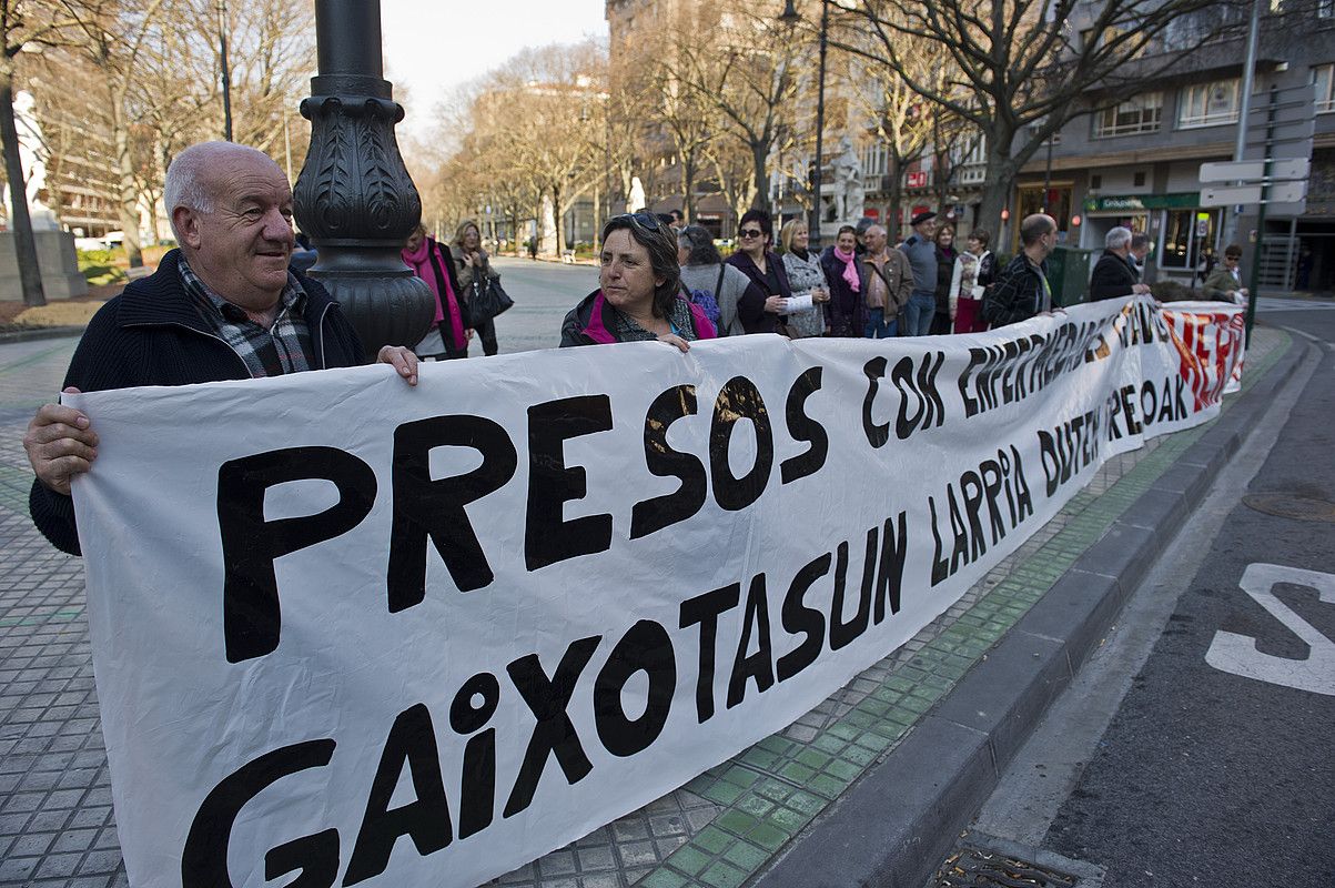 Nafarroako Parlamentuko Osasun Batzordea bilera batean zegoela, Herrira-k deituta elkarretaratzea egin zuten atarian. LANDER F. ARROIABE / ARGAZKI PRESS.