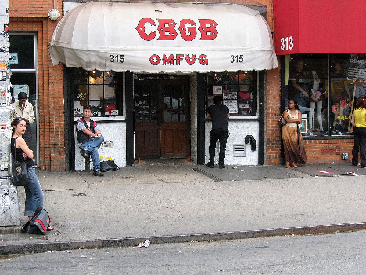 New Yorkeko CBGB musika areto mitikoaren sarrera. 2006an itxi zuten. Han hasi ziren jotzen, besteak beste, Blondie, Ramones eta Talking Heads. BERRIA / BERRIA.