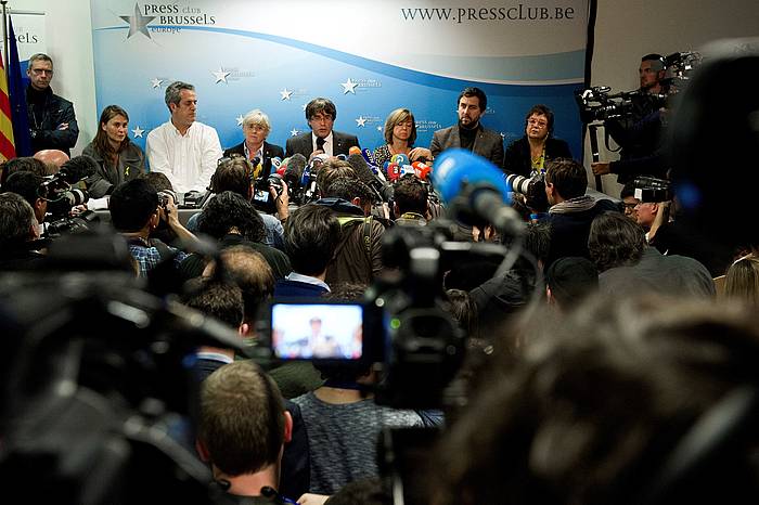 Puigdemont eta Bruselara joan diren Generalitateko bost kontseilariak, atzo. HORST WAGNER, EFE