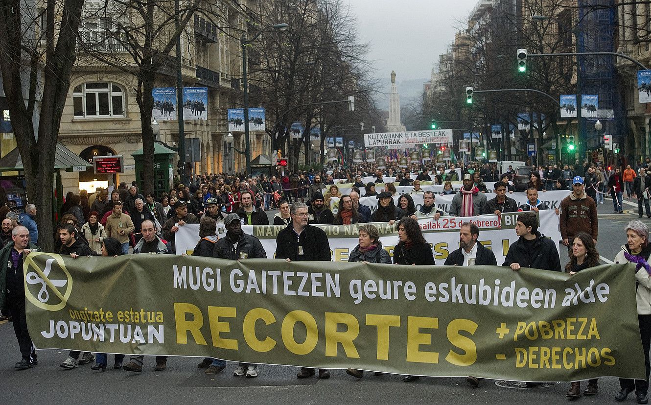 Manifestazioaren deitzaileen ordezkariak, manifestazioaren buruan. LUIS JAUREGIALTZO / ARGAZKI PRESS.