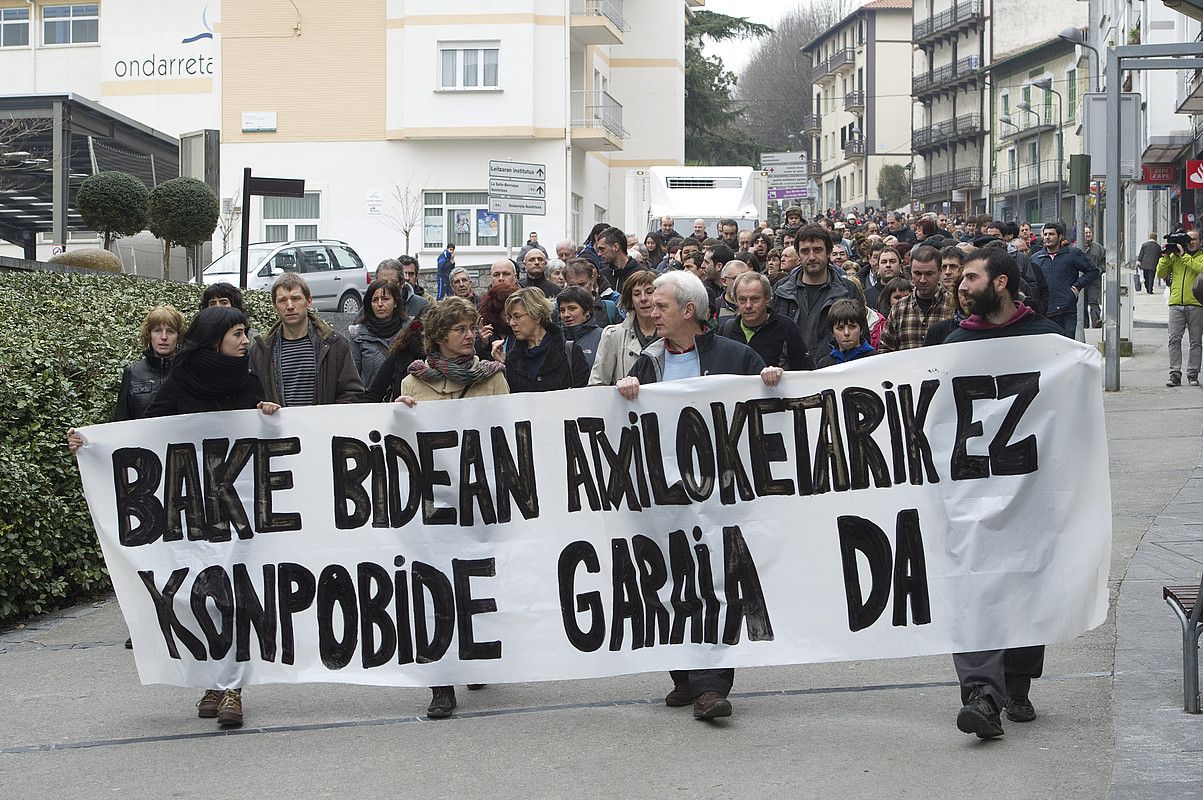 Gernikako Akordioren sinatzaileek deituta, ehunka herritar bildu ziren atzo Andoainen azken atxiloketak salatzeko. CONNY BEYREUTHER / ARGAZKI PRESS.