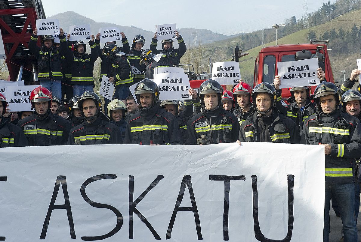 Tolosako suhiltzaileak atzo euren lankide Iñaki Igerategiren alde mobilizatu ziren. ANDONI CANELLADA / ARGAZKI PRESS.