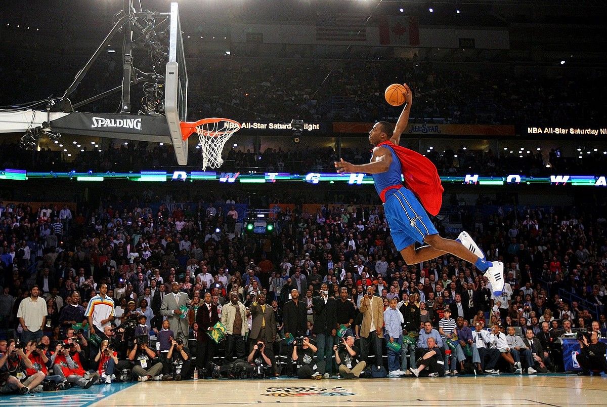 Dwight Howard, Superman-en mozorroa jantzita, saskia txikitzear, 2008an New Orleasen jokatutako All Star asteburuan. J. D. GARRABRANT / NBAE.