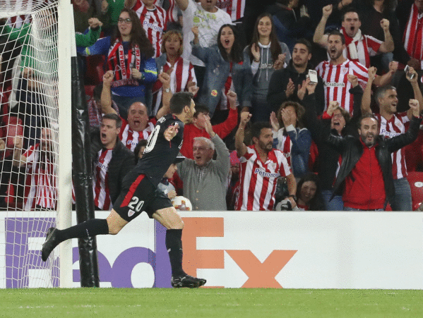 Aritz Aduriz gola ospatzen. J. Z. / EFE