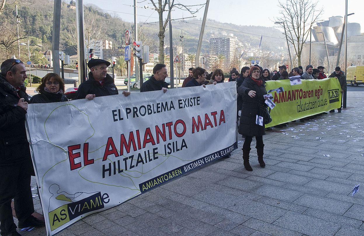 Asviamiek eta LABek, atzo, Bilbon, egindako protesta. LUIS JAUREGIALTZO / ARP.