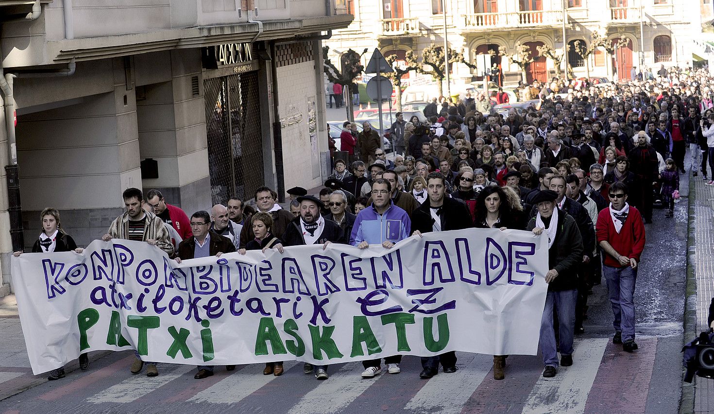 Manifestazioa Ortuellako kaleetan, besteak beste herriko alkatea eta Gomezen bikotekidea buruan direla. MARISOL RAMIREZ / ARGAZKI PRESS.